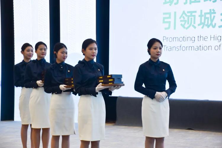 保利物業(yè) 以專業(yè)公關(guān)禮儀為核心，為高端會(huì)務(wù)保駕護(hù)航